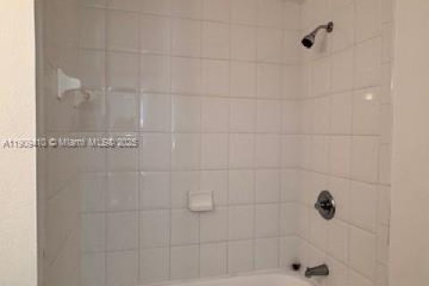 Condo in Tamarac, Florida, 2 bedrooms  № 1965150 - photo 15