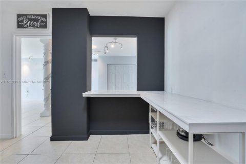 Купить кондоминиум в Майами-Бич, Флорида 2 спальни, 95.69м2, № 2012686 - фото 12