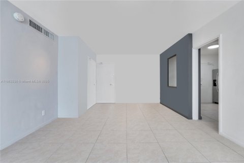 Купить кондоминиум в Майами-Бич, Флорида 2 спальни, 95.69м2, № 2012686 - фото 8