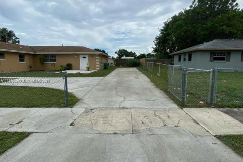 Снять в аренду виллу или дом в Сент-Луси, Флорида 3 спальни, 205.5м2, № 1948438 - фото 1