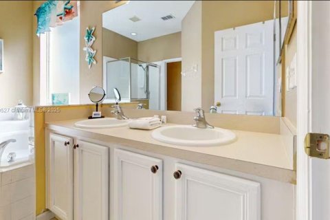 Casa en venta en Kissimmee, Florida, 7 dormitorios, 263.29 m2 № 2022454 - foto 21