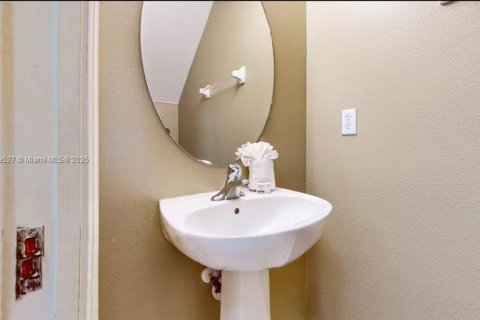 Casa en venta en Kissimmee, Florida, 7 dormitorios, 263.29 m2 № 2022454 - foto 26