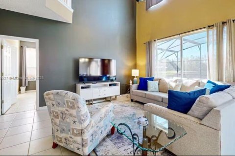 Casa en venta en Kissimmee, Florida, 7 dormitorios, 263.29 m2 № 2022454 - foto 19