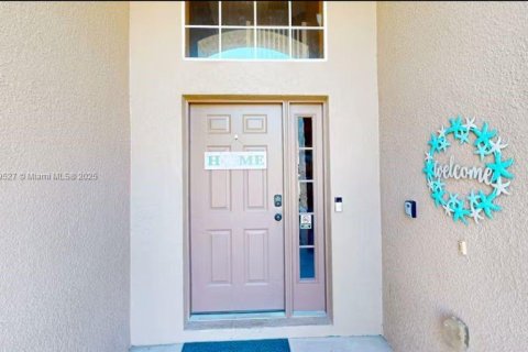 Casa en venta en Kissimmee, Florida, 7 dormitorios, 263.29 m2 № 2022454 - foto 2