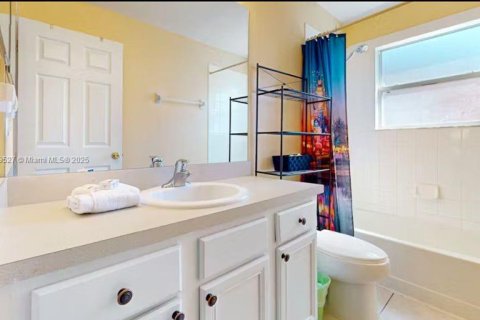 Casa en venta en Kissimmee, Florida, 7 dormitorios, 263.29 m2 № 2022454 - foto 11