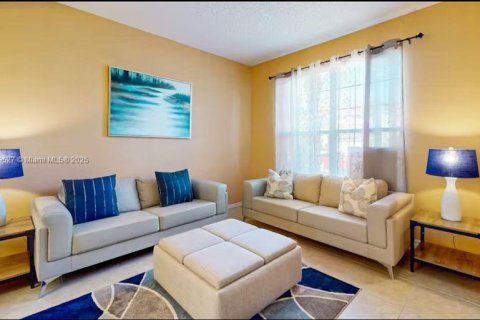 Casa en venta en Kissimmee, Florida, 7 dormitorios, 263.29 m2 № 2022454 - foto 20