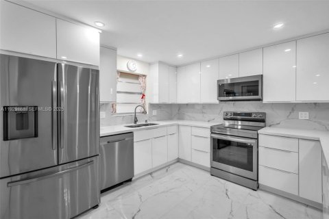 Купить кондоминиум в Холливуд, Флорида 2 спальни, 102.19м2, № 1987812 - фото 4