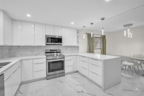 Condominio en Hollywood, Florida, 2 dormitorios  № 1987812