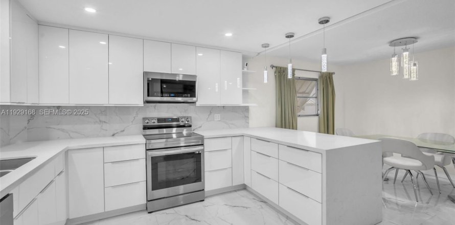 Кондоминиум с 2 спальнями в Холливуд, Флорида № 1987812