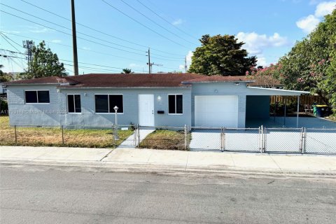 House in Dania Beach, Florida 3 bedrooms, 118.17 sq.m. № 1711791 - photo 1