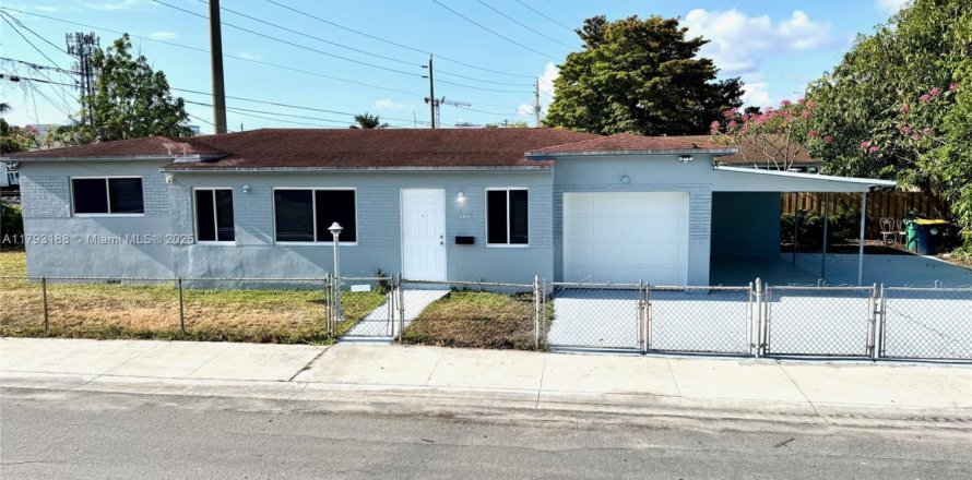House in Dania Beach, Florida 3 bedrooms, 118.17 sq.m. № 1711791