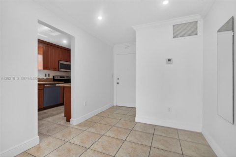 Copropriété à louer à Bay Harbor Islands, Floride: 2 chambres, 86.31 m2 № 2256958 - photo 6