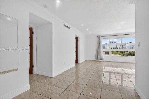 Copropriété à louer à Bay Harbor Islands, Floride: 2 chambres, 86.31 m2 № 2256958 - photo 5