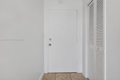 Copropriété à louer à Bay Harbor Islands, Floride: 2 chambres, 86.31 m2 № 2256958 - photo 12