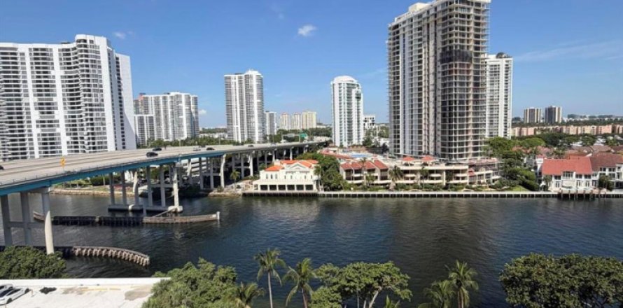 Condominio en Sunny Isles Beach, Florida, 1 dormitorio № 2171395