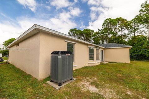House in Palm Bay, Florida 3 bedrooms, 145.11 sq.m. № 1564368 - photo 4
