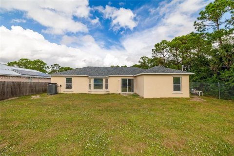 House in Palm Bay, Florida 3 bedrooms, 145.11 sq.m. № 1564368 - photo 3