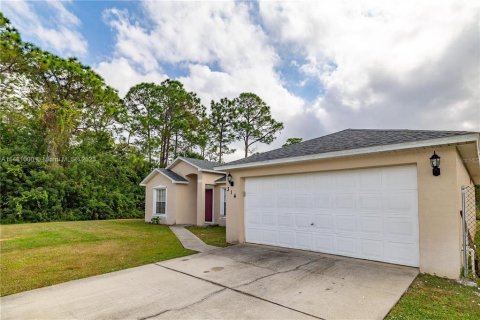 House in Palm Bay, Florida 3 bedrooms, 145.11 sq.m. № 1564368 - photo 2