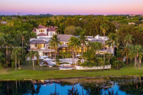 House in Weston, Florida 6 bedrooms, 988.02 sq.m. № 2023220 - photo 2