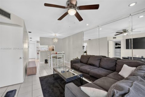 Condominio en venta en Tamarac, Florida, 2 dormitorios, 91.51 m2 № 2244078 - foto 4