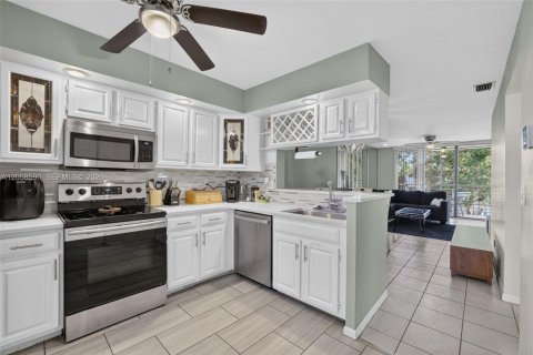 Condominio en Tamarac, Florida, 2 dormitorios № 2244078