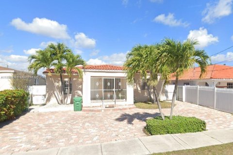 House in Miami, Florida 2 bedrooms, 162.49 sq.m. № 1976196