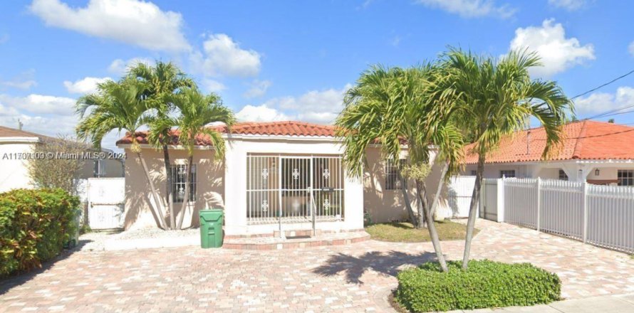 House in Miami, Florida 2 bedrooms, 162.49 sq.m. № 1976196