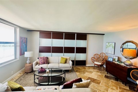 Copropriété à louer à Surfside, Floride: 2 chambres, 119.38 m2 № 1936234 - photo 16