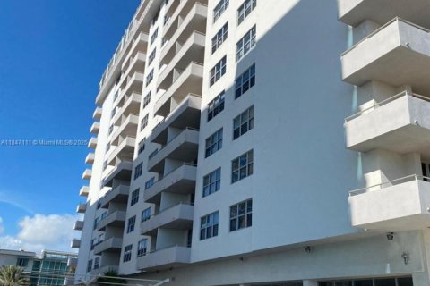 Copropriété à louer à Surfside, Floride: 2 chambres, 119.38 m2 № 1936234 - photo 12