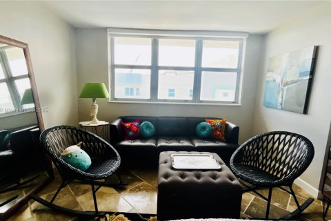Copropriété à louer à Surfside, Floride: 2 chambres, 119.38 m2 № 1936234 - photo 26