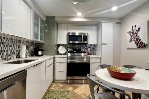 Copropriété à louer à Surfside, Floride: 2 chambres, 119.38 m2 № 1936234 - photo 14