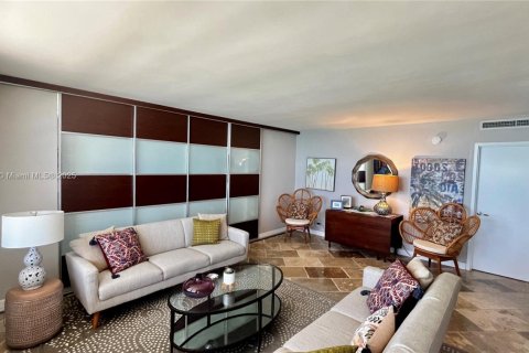 Copropriété à louer à Surfside, Floride: 2 chambres, 119.38 m2 № 1936234 - photo 17