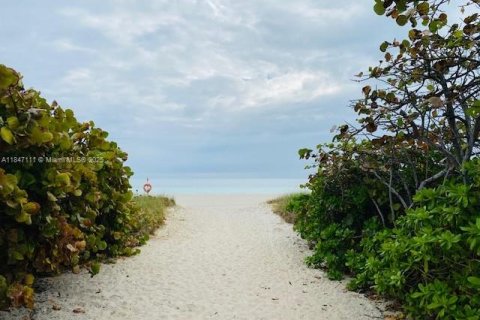 Copropriété à louer à Surfside, Floride: 2 chambres, 119.38 m2 № 1936234 - photo 3