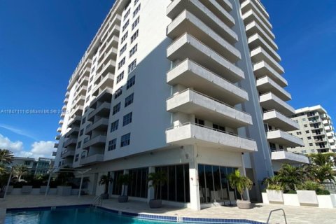 Copropriété à louer à Surfside, Floride: 2 chambres, 119.38 m2 № 1936234 - photo 11
