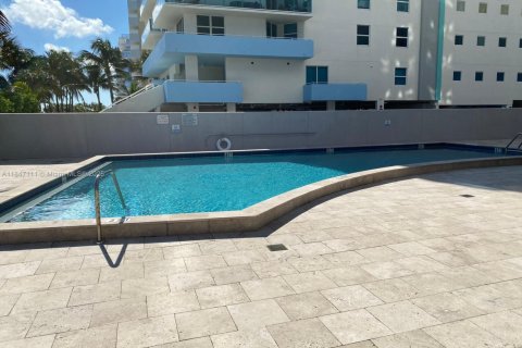 Copropriété à louer à Surfside, Floride: 2 chambres, 119.38 m2 № 1936234 - photo 9