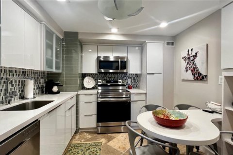 Copropriété à louer à Surfside, Floride: 2 chambres, 119.38 m2 № 1936234 - photo 13