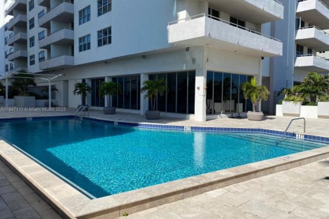 Copropriété à louer à Surfside, Floride: 2 chambres, 119.38 m2 № 1936234 - photo 10