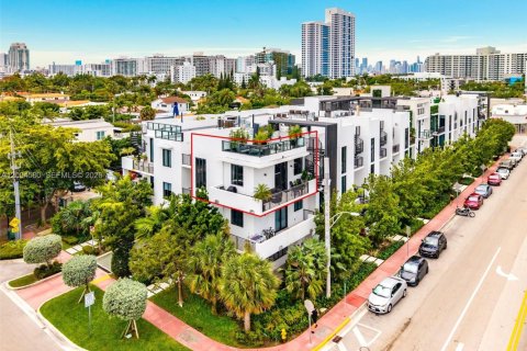 Condominio en Miami Beach, Florida, 2 dormitorios  № 2170532