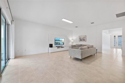 House in Winter Garden, Florida 5 bedrooms, 338.16 sq.m. № 2128863 - photo 15