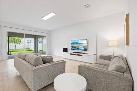 House in Winter Garden, Florida 5 bedrooms, 338.16 sq.m. № 2128863 - photo 14