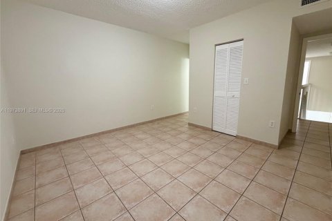 Townhouse in Miami, Florida 2 bedrooms, 111.48 sq.m. № 2033518 - photo 12