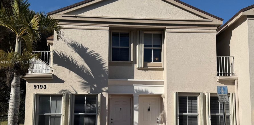 Townhouse in Miami, Florida 2 bedrooms, 111.48 sq.m. № 2033518