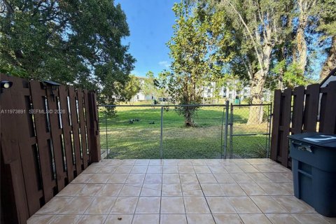 Townhouse in Miami, Florida 2 bedrooms, 111.48 sq.m. № 2033518 - photo 11