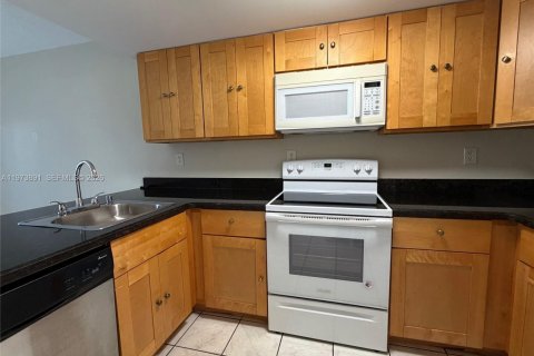 Townhouse in Miami, Florida 2 bedrooms, 111.48 sq.m. № 2033518 - photo 6