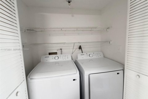 Townhouse in Miami, Florida 2 bedrooms, 111.48 sq.m. № 2033518 - photo 18