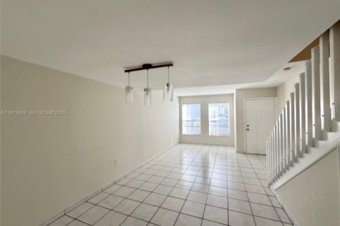 Townhouse in Miami, Florida 2 bedrooms, 111.48 sq.m. № 2033518 - photo 2