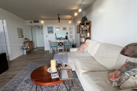 Condominio en alquiler en North Miami, Florida, 1 dormitorio, 72.65 m2 № 2054626 - foto 3
