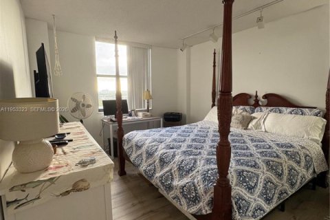 Condominio en alquiler en North Miami, Florida, 1 dormitorio, 72.65 m2 № 2054626 - foto 6