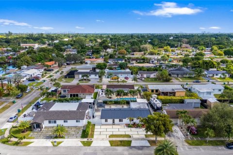 Casa en venta en Miami, Florida, 4 dormitorios, 153.57 m2 № 1969436 - foto 26