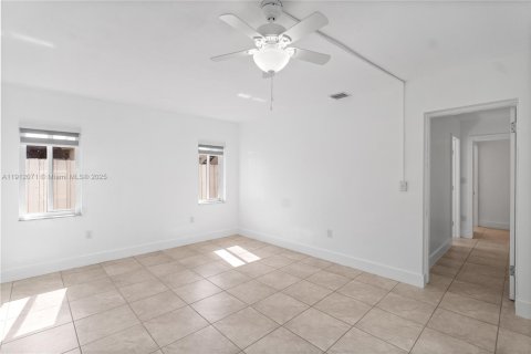 Casa en venta en Miami, Florida, 4 dormitorios, 153.57 m2 № 1969436 - foto 16